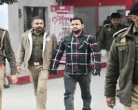 मेरठ: लालकुर्ती में ट्रांसफार्मर चोरी के आरोपी को पकड़ने गई पुलिस टीम का स्थानीय लोगों ने किया घेराव