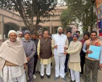 शामली के गोहरपुर गांव में फर्जी वोटर आईडी बनाने का आरोप, ग्रामीणों ने जिला कलेक्ट्रेट पर किया प्रदर्शन