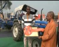 मुख्यमंत्री योगी ने बाराबंकी में  पद्मश्री रामशरण वर्मा के खेत से किसान पाठशाला का किया शुभारम्भ