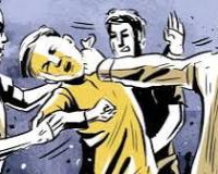 अश्लील इशारा करने वाले युवक पर टूटी सोशल मीडिया इन्फ्लुएंसर, सरेराह जमकर की धुनाई