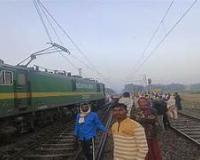 गोरखपुर में दर्दनाक हादसा..मालगाड़ी और एक्सप्रेस ट्रेन के बीच फंसकर तीन की मौत