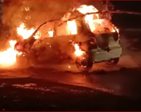 नोएडा में कार डिवाइडर से टकराई और आग लगने से पूरी जल गई, दो लोग घायल