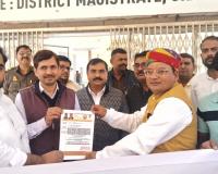 नोएडा में क्षत्रिय करणी सेना ने संजय निषाद के आपत्तिजनक बयान के खिलाफ प्रदर्शन किया