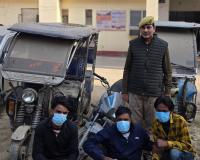 नोएडा में वाहन और मोबाइल चोर गिरोह का भंडाफोड़, 3 ई-रिक्शा, मोटरसाइकिल और 11 मोबाइल बरामद