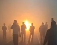 नोएडा एक्सप्रेसवे पर चलती कार बनी आग का गोला, चालक ने कूदकर बचाई जान