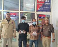 नोएडा में MDMA और अवैध शराब बेचने वाले गिरफ्तार, पुलिस ने 16.25 ग्राम ड्रग्स और 75 पाउच शराब बरामद की