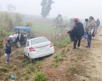 शामली: घने कोहरे का कहर, अनियंत्रित होकर खाई में गिरी कार; बाल-बाल बचे सवार