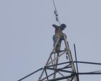 हाईटेंशन खंभे पर चढ़ा सिरफिरा आशिक, घंटों चला ड्रामा, प्रेमिका को बुलाने पर अड़ा रहा युवक