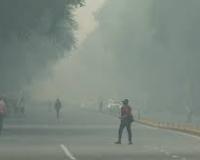 दिल्ली में एक्यूआई 'बहुत खराब' , शहर के कई हिस्सों में कोहरे से दृश्यता कम हुयी