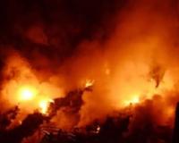 झुंझुनूं में देर रात तांडव: बदमाशों ने पेट्रोल छिड़ककर कार फैक्ट्री में लगाई भीषण आग, 18 गाड़ियां धू-धूकर खाक