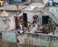 चंदौली में हाईवे के साइनबोर्ड से लटका मिला युवक का शव