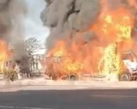 इंदौरः मुंबई-आगरा फोरलेन पर दो ट्रकों में लगी आग, सड़क पर लगा लंबा जाम