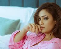 पिंक नाइटसूट में श्वेता तिवारी ने लूटी महफ़िल; वायरल तस्वीरों पर यूजर्स ने बरसाए दिल और शायरी