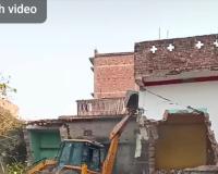 अतिक्रमण पर चला प्रशासन का बुलडोजर,60 घरों को तोड़ने मे लगी प्रशासन