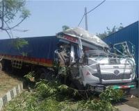 फतेहाबाद में ट्राला चालक के अचानक ब्रेक लगाने से पीछे से टकराया कैंटर, क्लीनर की मौत, चालक घायल