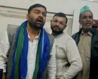 अमरोहा में बैंक के अंदर तांडव, किसान नेता पर बैंक मैनेजर से मारपीट का आरोप, मुकदमा दर्ज