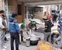 मेरठ: किसानों का गन्ना भवन में अनिश्चितकालीन धरना, इंडेंट बढ़ाने और भुगतान न होने की शिकायत