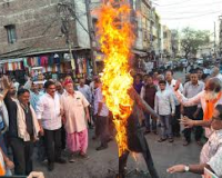 बांग्लादेश में हिंदुओं पर अत्याचार के खिलाफ फूटा गुस्सा: मेरठ में व्यापारियों ने फूंका मोहम्मद युनूस का पुतला