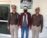 खाकी हुई शर्मसार: गाजियाबाद में कुंडल झपटकर भाग रहा पुलिस का सिपाही गिरफ्तार, भीड़ ने पकड़कर की धुनाई