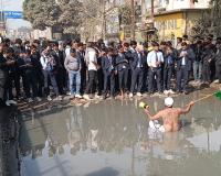 मुज़फ्फरनगर में प्रदर्शन: 'आज़ाद भारत के गुलाम' विजय हिंदुस्तानी ने जलभराव वाली सड़क पर ली जल समाधि