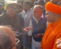 दुस्साहस: शामली में मनचले ने की लड़की को जबरन होटल में खींचने की कोशिश, कोतवाल पर भड़का ग्रामीणों का गुस्सा    