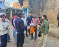 बहराइचः एसडीएम नानपारा मोनालिसा जौहरी ने बूथ निरीक्षण कर घर-घर जाकर एएसडी मतदाता सूची का सत्यापन किया