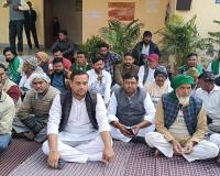 मुजफ्फरनगर में किसानों ने सदर तहसील में धरना, लेखपाल पर रिश्वत लेने का आरोप