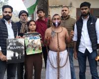 मुजफ्फरनगर: कलेक्ट्रेट में प्रदूषण के खिलाफ 'अनोखा' प्रदर्शन; जंजीरों में बंधकर और ऑक्सीजन मास्क लगाकर पहुंचा युवक