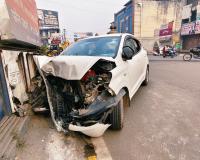 मुजफ्फरनगर में कोहरे का कहर: पुलिस बूथ में घुसी तेज रफ्तार कार, नहर में गिरी गाड़ी, बाल-बाल बचे चार लोग