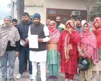 मुजफ्फरनगर में 'पैसा डबल' करने के नाम पर करोड़ों की ठगी: हरिद्वार की कंपनी फरार, पीड़ितों ने कलेक्ट्रेट पर किया प्रदर्शन