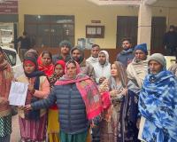 शामली में अधूरे नाले से परेशान कौशांबी विहार के लोगों ने कलेक्ट्रेट पहुंचकर की शिकायत, डीएम ने ईओ को मौके पर बुलाया