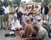 चौधरी चरण सिंह चौक विवाद का पटाक्षेप: भारी दबाव के बाद झुके सत्यप्रकाश रेशु, धरना स्थल पहुँच 'यूनिपोल' किया दान