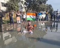 मुज़फ्फरनगर में टूटी सड़क के लिए घंटों गंदे पानी में बैठा युवक, मचा हंगामा तो जागे मंत्री और चेयरमैन, दिया आश्वासन