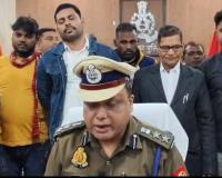 मीरजापुर: पुलिस ने लाेगाें काे 40 लाख के 293 गुम मोबाइल फाेन लौटाए , खिल उठे चेहरे