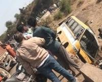 पिकनिक पर जा रही स्कूली बस अनियंत्रित होकर नदी में गिरी, कई छात्र घायल