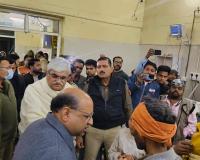 फिरोजाबाद में बड़ा हादसा: अस्पताल में थे माता-पिता, घर पर खाना बना रहे चार मासूम भाई-बहन सिलेंडर की आग में झुलसे