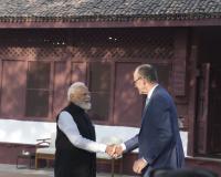 गांधी आश्रम में PM मोदी और जर्मन चांसलर: साबरमती के तट पर महात्मा गांधी को दी श्रद्धांजलि; चरखा चलाकर समझा खादी का महत्व