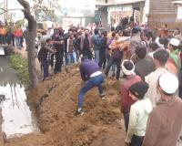 सहारनपुरः नवादा रोड क्षेत्र में जलभराव से परेशान लोगों का नगर निगम के खिलाफ जोरदार प्रदर्शन