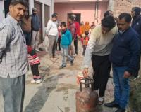 सहारनपुर के गंगोह में गैस सिलिंडर में लगी आग, परिवार और पड़ोसियों की सूझबूझ से टला बड़ा हादसा