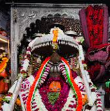 अयोध्या की हनुमानगढ़ी में उमड़े श्रद्धालु, जय बजरंगबली से गूंजा धाम