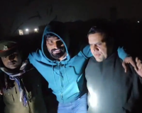 ग्रेटर नोएडा: पुलिस मुठभेड़ में 25-25 हजार के इनामी दो बदमाश गिरफ्तार, पैर में लगी गोली