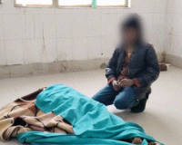 एटा में 8 साल के बेटे ने कराया मां का पोस्टमॉर्टम, शव के पास बिलखता रहा बेबस बच्चा