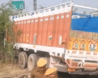 झांसी: सेमरी टोल प्लाजा पर तेज रफ्तार ट्रक ने मचाई आफत, दो कारें क्षतिग्रस्त, टोलकर्मी गंभीर घायल