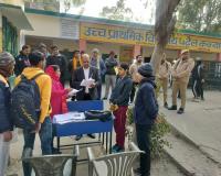 मुज़फ्फरनगर में डीएम उमेश मिश्रा ने बूथों का किया औचक निरीक्षण: बीएलओ को दिए मतदाता सूची दुरुस्त करने के निर्देश