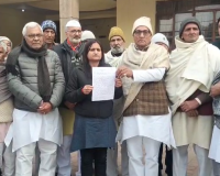 शामली में तिरंगे के कथित अपमान के मामले को लेकर ग्रामीण कलेक्ट्रेट पहुंचे, निष्पक्ष जांच की मांग