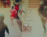 ग्रेटर नोएडा में महिला से लिफ्ट में चेन छीनने की कोशिश, हेलमेट पहने था बदमाश