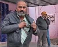 सांप के साथ अस्पताल पहुँचा शख्स! जैकेट में लिपटा ज़हर, देखकर दंग रह गए डॉक्टर