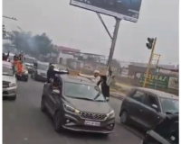 जेल से पिंकी चौधरी की रिहाई पर सड़कों पर उतरा समर्थकों का हुजूम, गाड़ी से लटककर किया प्रदर्शन