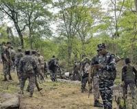 छत्तीसगढ़ के बीजापुर में सुरक्षाबलों और नक्सलियों के बीच मुठभेड़ जारी