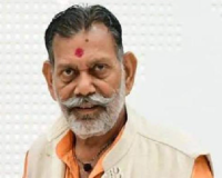 ललितपुर में मंत्री मनोहर लाल पंथ का वीडियो वायरल: कमिश्नर के पैर छूते देख लोग हैरान!